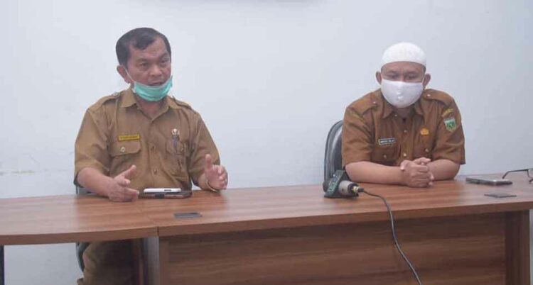 Kepala Dinas Kesehatan Kota Padang Panjang Nuryanuwar (kiri). (Dok Pemko Padang Panjang)