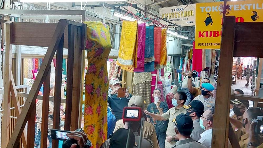 Gubernur Sumbar Kunjungi Kawasan Percontohan Tertib New Normal di Padang