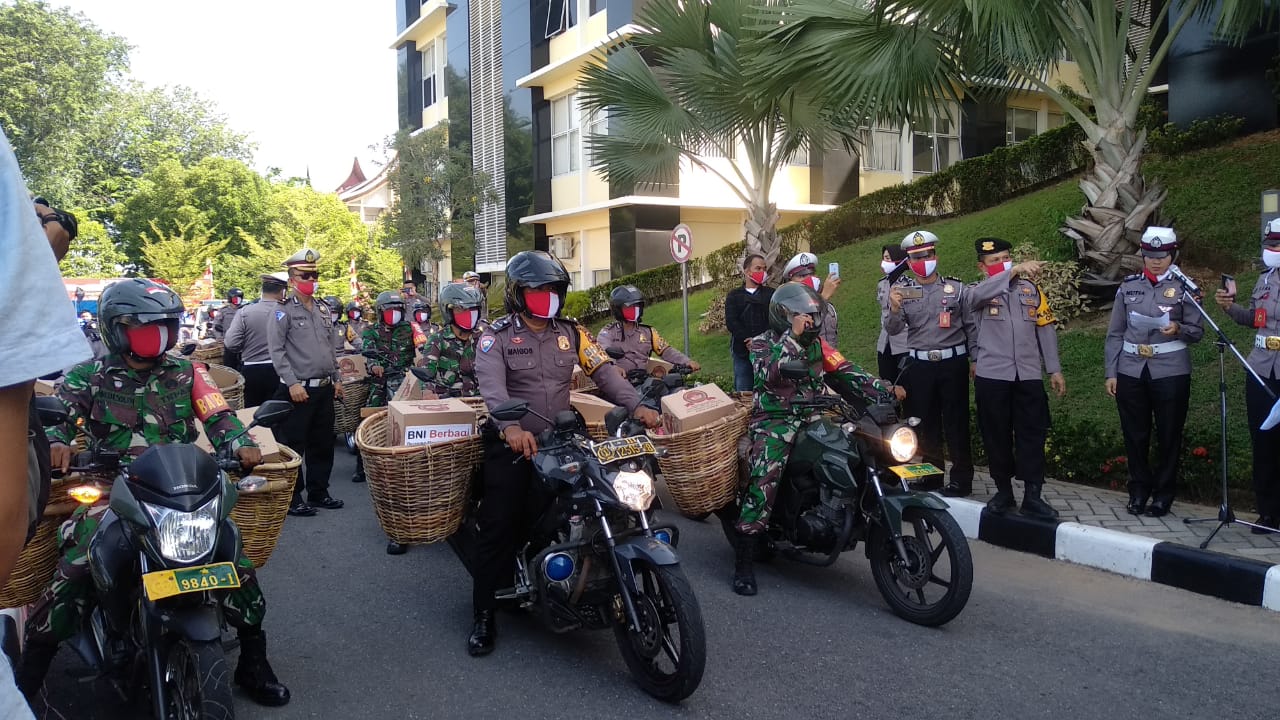 Polda Sumbar Bagikan Ratusan Ribu Paket Sembako untuk Warga