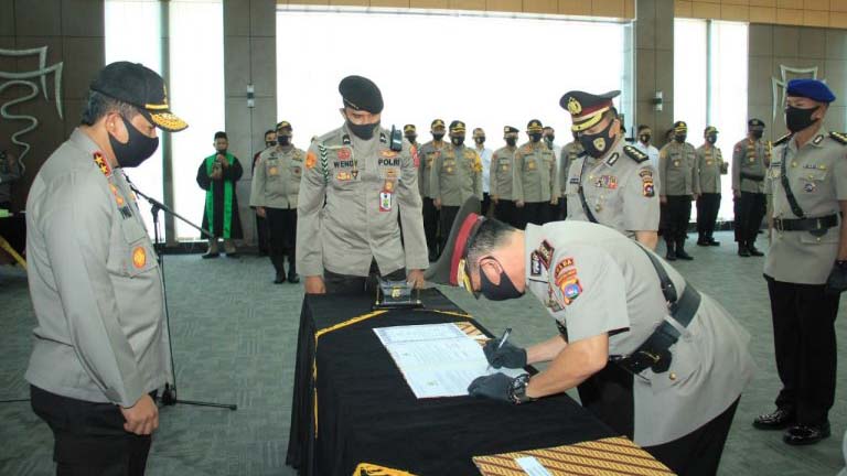 Kapolda Pimpin Serah Terima Jabatan Dirbinmas dan Dirpolairud Polda Sumbar