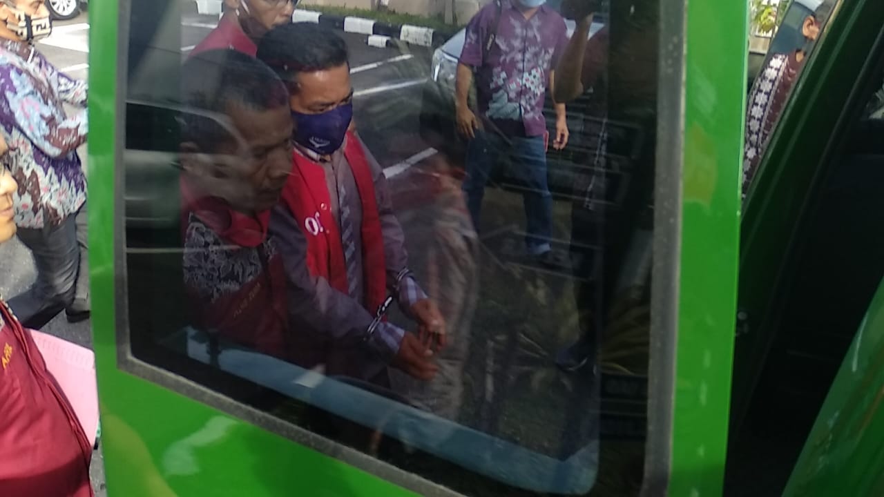 Petugas mengiring tersangka penggelapan infak Masjid Raya Sumbar berinisial YR ke mobil tahanan menuju Rutan Klas II B Anak Air Padang. (Foto: Irwanda)