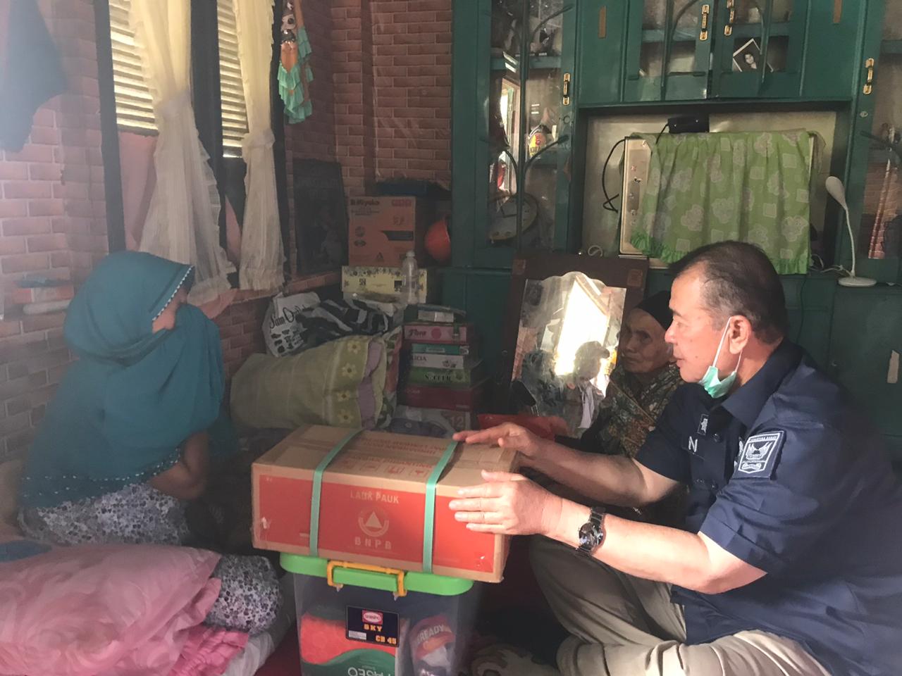 Wagub Sumbar ketika berkunjung ke rumah korban longsor di Nagari Sariak Alahan Tigo, Kabupaten Solok. (Foto: Dok.Humas Pemprov Sumbar)