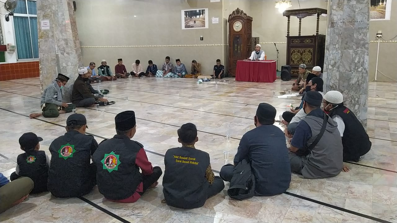 Pernyataan sikap sejumlah ulama dan ormas di Masjid Raya Salayo, Kecamatan Kubung, Kabupaten Solok menolak RUU HIP. (Foto: Istimewa)