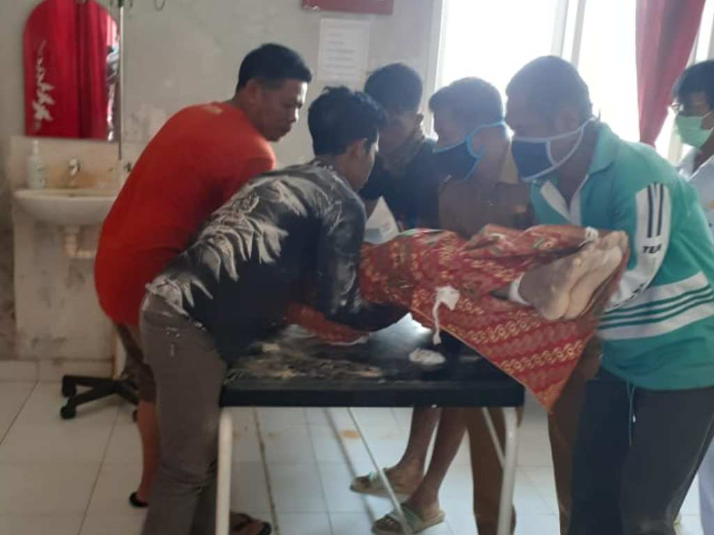 Jasad korban tertimbun tanah galian di Pesisir Selatan. (Foto: Istimewa)