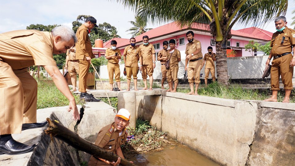 Saluran Irigasi Banyak Tersumbat, Wako Pariaman Programkan Padat Karya Bersama Warga
