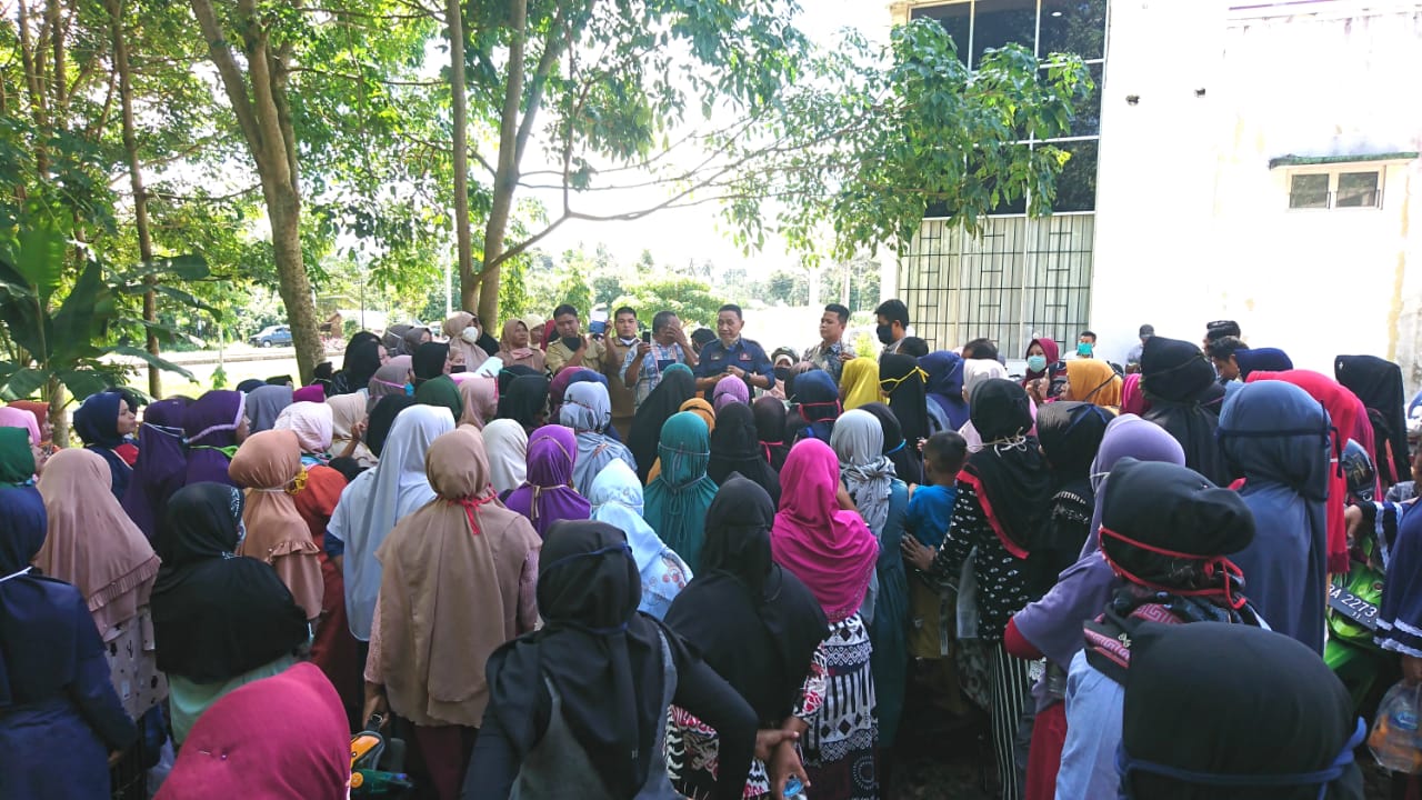Kadinsos Yonnisal memberikan informasi kepada puluhan masyarakat tentang bantuan sosial akibat covid-19. (Foto: Iyan)