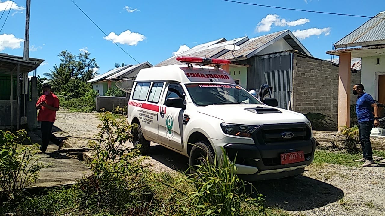 Petugas medis dan Tim Satgas Covid-19 Kabupaten Pasaman Barat menjemput W (21), petugas Lapas Terbuka Kelas II B Pasbar yang dinyatakan positif covid-19 di rumahnya. (Foto: Iyan)