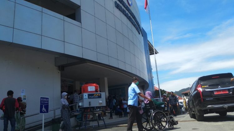 Para pengunjung RSUP M Djamil keluar gedung saat gempa magnitudo 5,7 guncang Bengkulu dan Sumbar. (Foto: Irwanda)