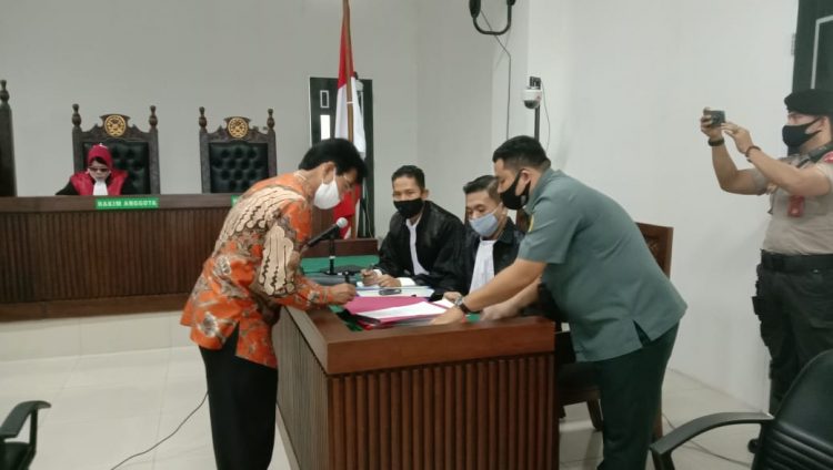 Bupati Solok Selatan non aktif Muzni Zakaria saat menjalani sidang perdana di Pengadilan Tipikor Padang. (Foto: Istimewa)