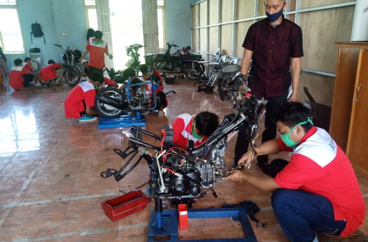 Peserta pelatihan berbasis kompetensi sub kejuruan di Agam sedang melakukan praktik pelatihan membenahi mesin kendaraan bermotor. (Foto: Dok.Humas Pemkab Agam)