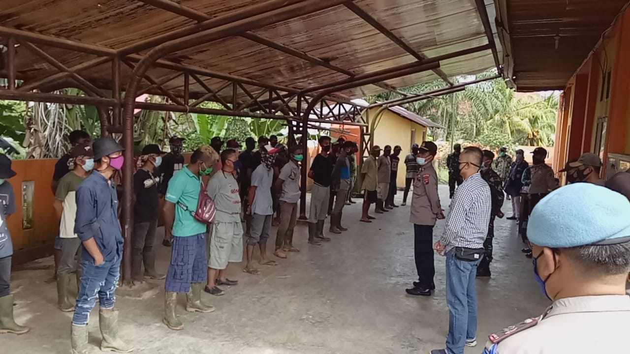 Pekerja asal Medan di Lunang ditemui Gugus Tugas Covid-19 awal kedatangan di Pesisir Selatan. (Foto: Dok.Humas Pessel)