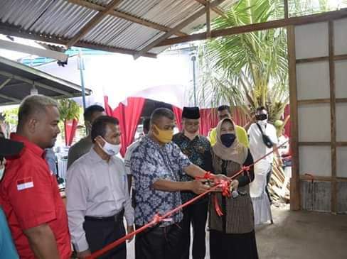 Sekda Kota Padang Amasrul ketika meresmikan tempat pembekuan ikan di Kecamatan Koto Tangah. (Foto: Dok.Humas Kota Padang)