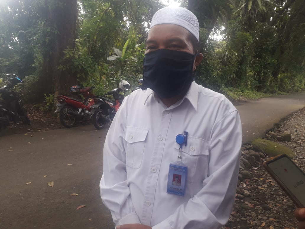 Kepala Dinas Pendidikan Kabupaten Pasaman Barat Marwazi saat di wawancarai sejumlah wartawan beberapa waktu lalu. (Foto: Iyan)