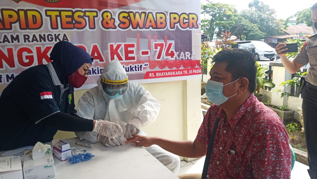 Salah seorang wartawan melakukan pemeriksaan cepat atau rapid tes yang difasilitasi Polda Sumbar. (Foto: Irwanda)