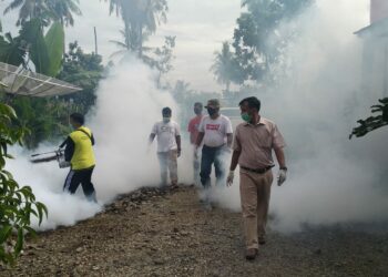 Petugas Dinkes Kabupaten Pasaman Barat bersama masyarakat melakukan fogging di Jorong Ophir, Nagari Ophir, Kecamatan Luhak Nan Duo. (Foto: Iyan)