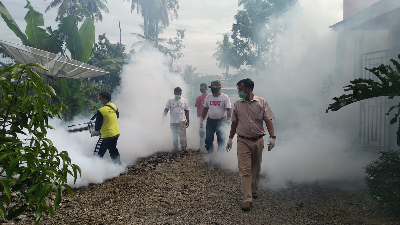 Petugas Dinkes Kabupaten Pasaman Barat bersama masyarakat melakukan fogging di Jorong Ophir, Nagari Ophir, Kecamatan Luhak Nan Duo. (Foto: Iyan)