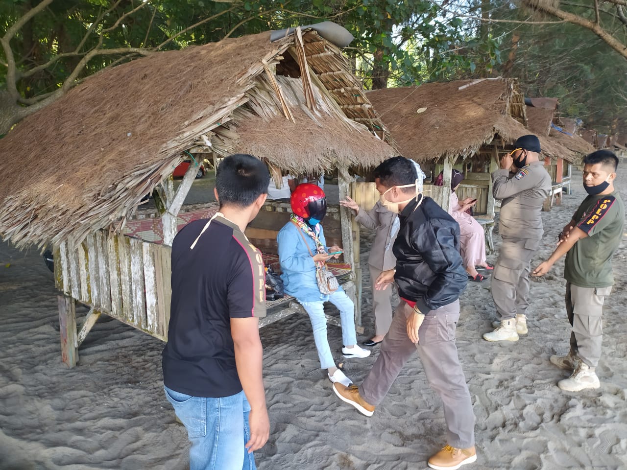 Satpol menangkap pasangan muda-mudi yang kedapatan berduaan di Pasir Jambak, Kota Padang. (Foto: Humas Kota Padang)