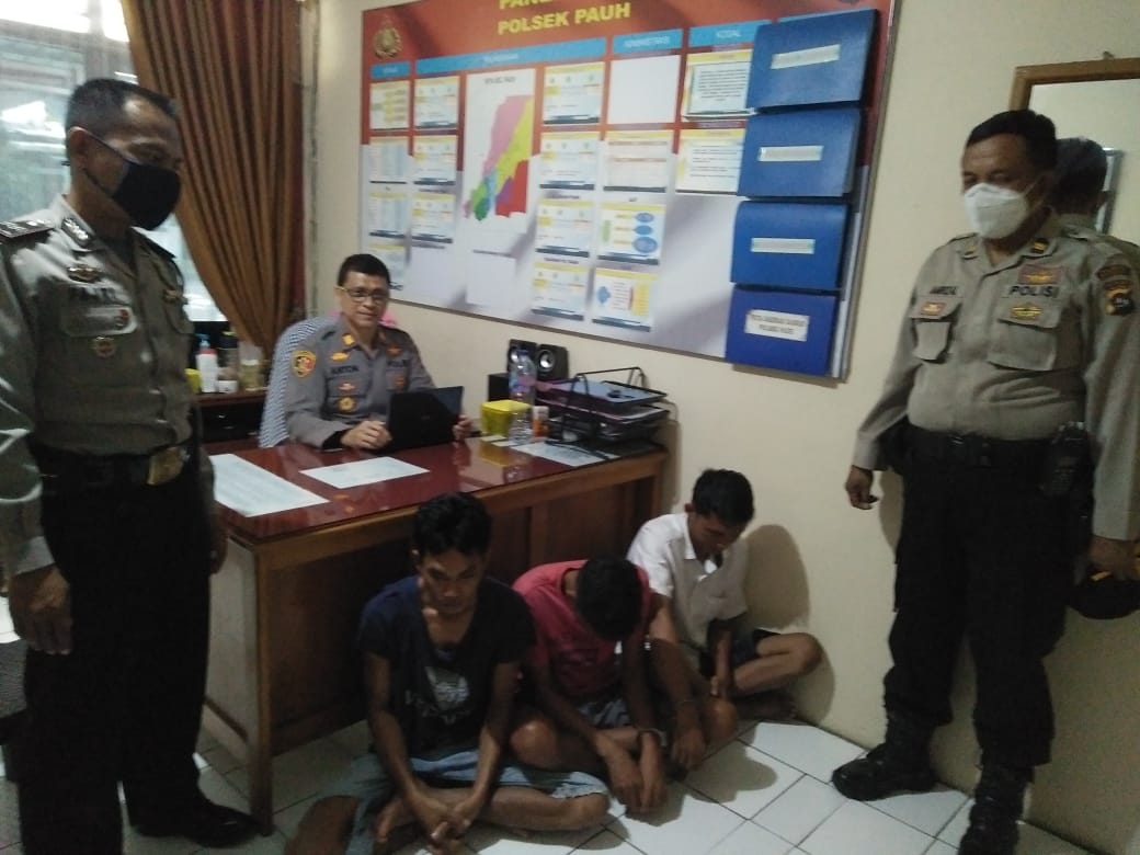 Tiga pelaku pencurian di Kantor Lurah Piai Tangah diringkus polisi. (Foto: Dok. Polsek Pauh)