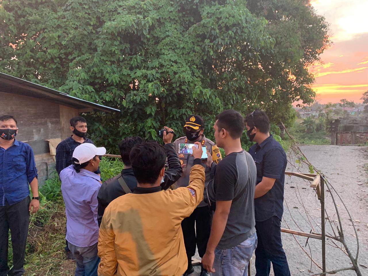 Kapolres Padang Pariaman AKBP Dian Nugraha Hyang Batara Wasida Putra Sakti saat diwawancarai awak media di lokasi kejadian. (Foto: Dok. Polres Padang Pariaman)