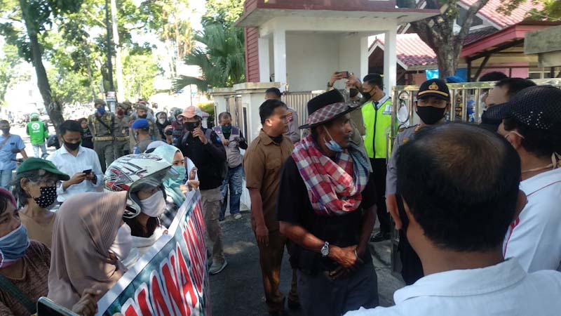 Mengaku Belum Dapat BLT Corona, Belasan Warga Datangi Rumah Wali Kota dan DPRD Padang