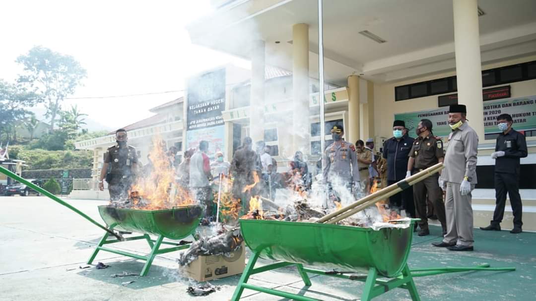 BB Sabu dan Ganja Dimusnahkan di Halaman Kejari Tanah Datar