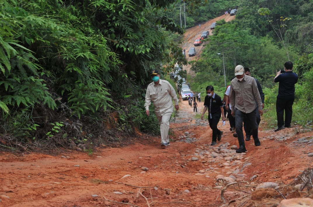 Wakil Gubernur Sumbar Nasrul Abit ketika meninjau ruas jalan Abai Sangir-Sungai Dareh. (Foto: Dok.Humas Pemprov Sumbar)