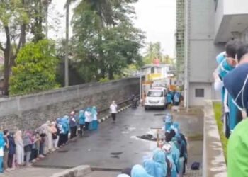 Pelepasan jenazah perawat dengan penghormatan terakhir di Semen Padang Hospital (@pdg24jam)