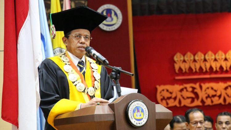 Rektor UNP Prof. Ganefri. (Foto: dok unp)