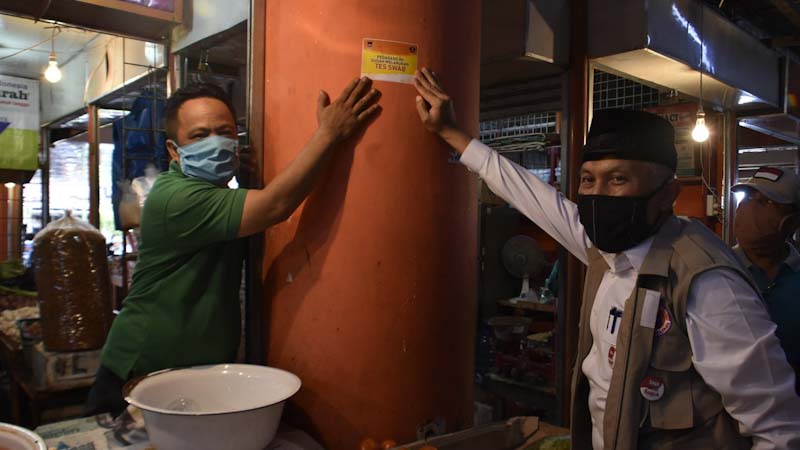 Kios Pedagang Pasar Raya Padang yang Telah Ikuti Tes Swab Ditempeli Stiker