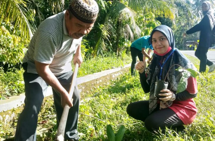 Penanaman bibit pohon mahoni di sepanjang jalan raya perbatasan Kecamatan Ampek Nagari dengan Lubuk Basung, Kabupaten Agam beberapa waktu lalu. (Foto: Istimewa)