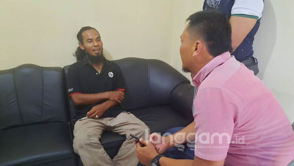 Lempar Kaca Masjid Raya Sumbar dengan Batu