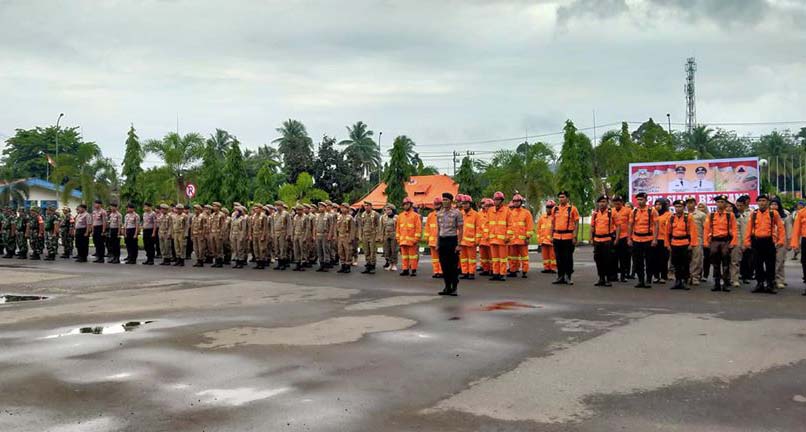 Bupati Dharmasraya Serahkan Bantuan untuk Korban Banjir dan Longsor di 8 Nagari