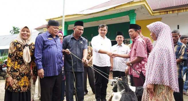 Baznas Dharmasraya Serahkan 36 Ekor Kambing ke Mustahik
