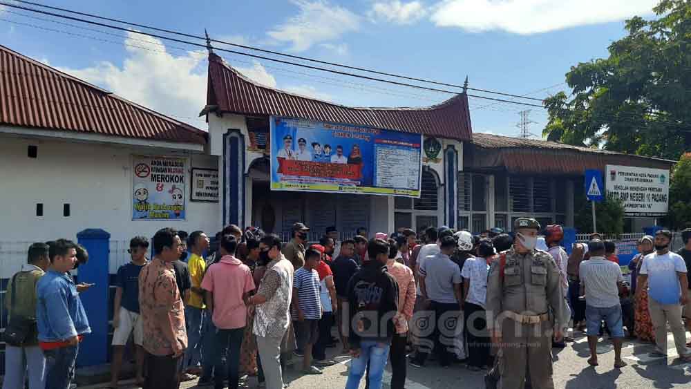 Warga Segel SMPN 10 Padang