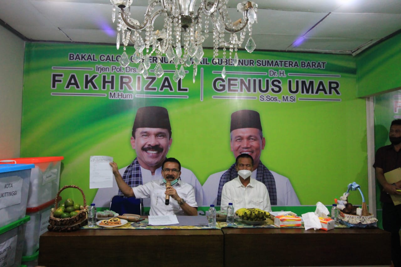 Pasangan calon gubernur dan wakil gubernur Sumbar dari jalur perseorangan Fakhrizal-Genius Umar memberikan pernyataan kepada awak media di posko pemenangan. (Foto: Irwanda)