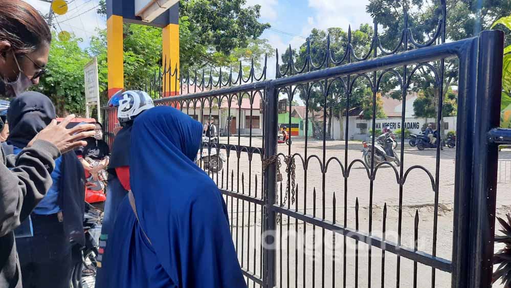 Puluhan Orang Tua Gembok Gerbang SMAN 5 Padang
