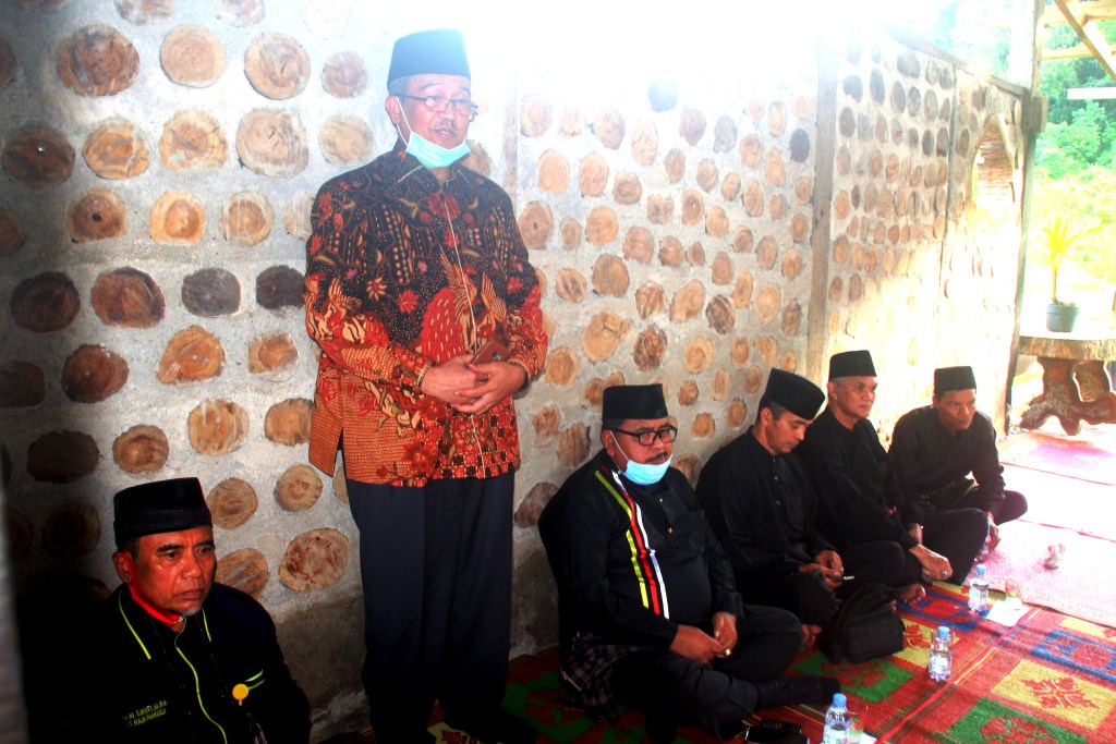 Bupati Solok Gusmal Dt Rajo Lelo memberikan pandangan saat menggelar silaturahmi dengan Ketua LKAAM Sumbar M Sayuti Dt Rajo Pangulu bersama ketua LKAAM 6 kabupaten dan kota di Sijunjung, Sabtu (18/7/2020). (Foto: Dok.Humas Pemkab Solok)