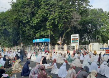 Salat Idul Adha 1441 H di halaman kantor gubernur Sumbar meluber sampai ke Jalan Sudirman. (Foto: Rahmadi)
