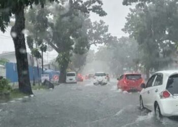 Langgam- hujan lebat menyebabkan banjir di Kota Padang