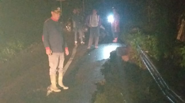 Jalan di Kelok 44 Maninjau Ambles, Kendaraan Roda 4 Dilarang Melintas