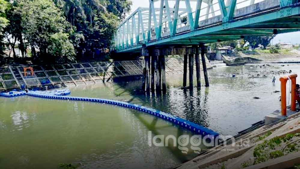 ubus Apung Penahan Sampah di Banda Bakali Dilepas