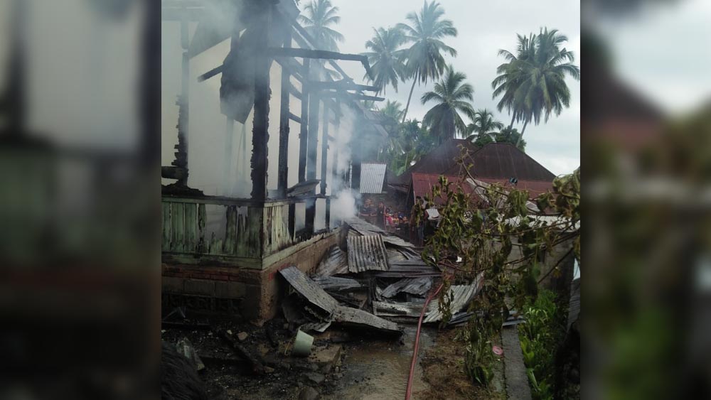 Sisa bangunan rumah semi permanen yang terbakar di Kabupaten Solok. (Foto: Dok.Dinas Satpol PP dan Pemadam Kebakaran Kabupaten Solok)