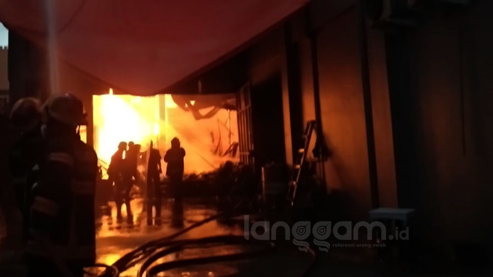 Kebakaran di kawasan Banda Olo, Kota Padang. (Foto: Irwanda)