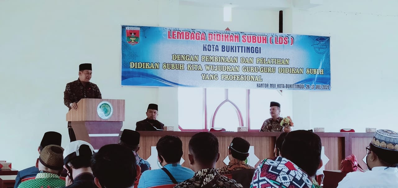 Wali Kota Bukittinggi Ramlan saat membuka secara resmi pelatihan dan pembinaan terhadap guru-guru didikan subuh se-Kota Bukittinggi di Aula Kantor MUI Bukittinggi, Minggu (26/7/2020). (Foto: Dok.Humas Pemko Bukittinggi)