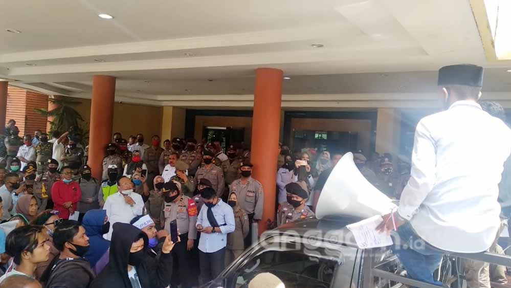 Puluhan Masyarakat Demo ke DPRD Pasaman Barat