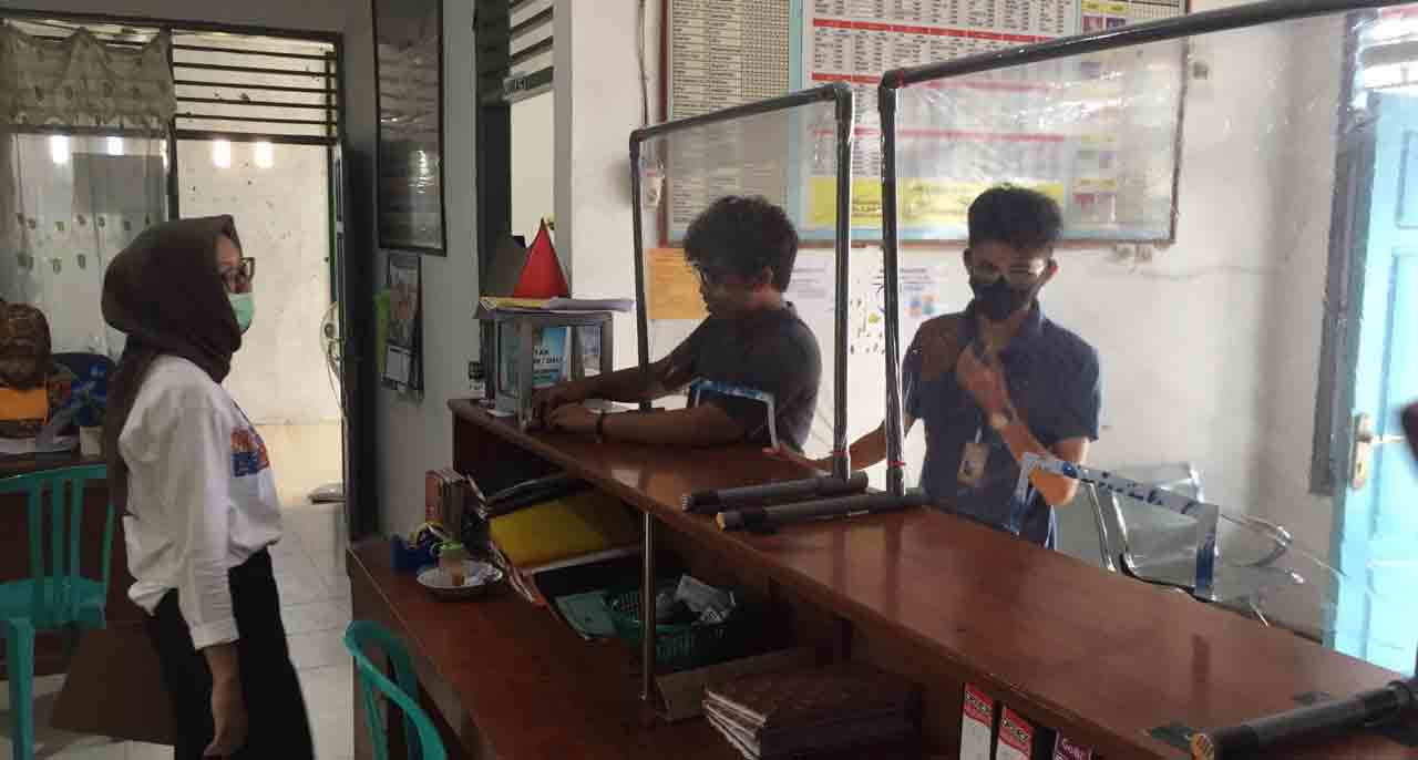 Cegah Corona, Mahasiswa UNRI Buat Sekat di Kantor Lurah Lubuk Buaya dan Batang Kabung Ganting