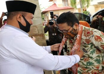 Menteri Desa PDTT dikalungi syal batik sampan khas Pariaman oleh Wakil Walikota Mardison Mahyuddin (Foto: dok humas)
