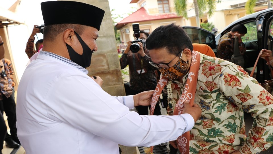 Syal Batik Sampan Khas Pariaman untuk Menteri Desa PDTT