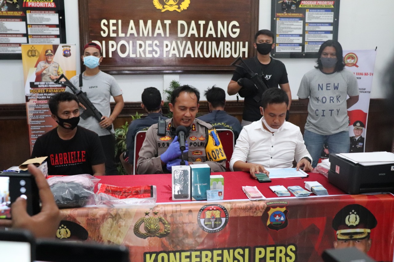 Kapolres Payakumbuh AKBP Dony Setiawan saat jumpa pers sindikat pembuat dan pengedar uang palsu. (Dok. Polres Payakumbuh)