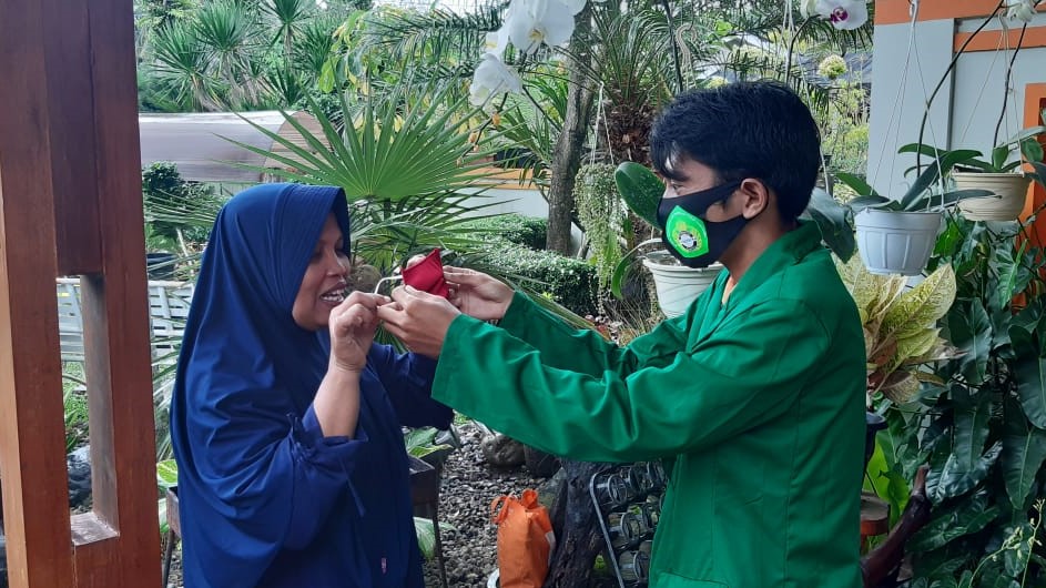 Mahasiswa KKN Unitas Padang di Koto Tangah Bagikan Masker ke Pelaku Usaha Tanaman Bunga